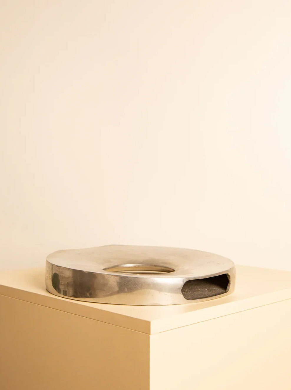 1980s Aluminum Donut Vase - Image 3